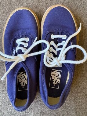 Vans Kids Low-Top Sneakers in Navy and White with Gum Sole